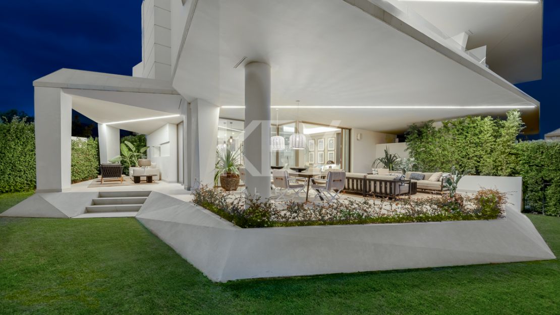 Modern semi-detached villa with panoramic views in Nueva Andalucía