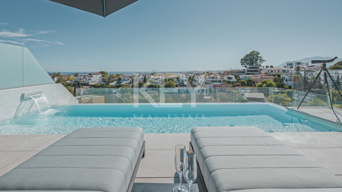 Modern semi-detached villa with panoramic views in Nueva Andalucía