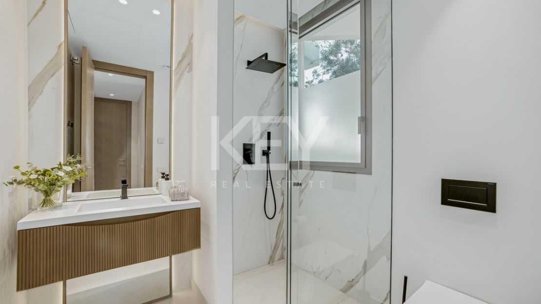 Modern semi-detached villa with panoramic views in Nueva Andalucía