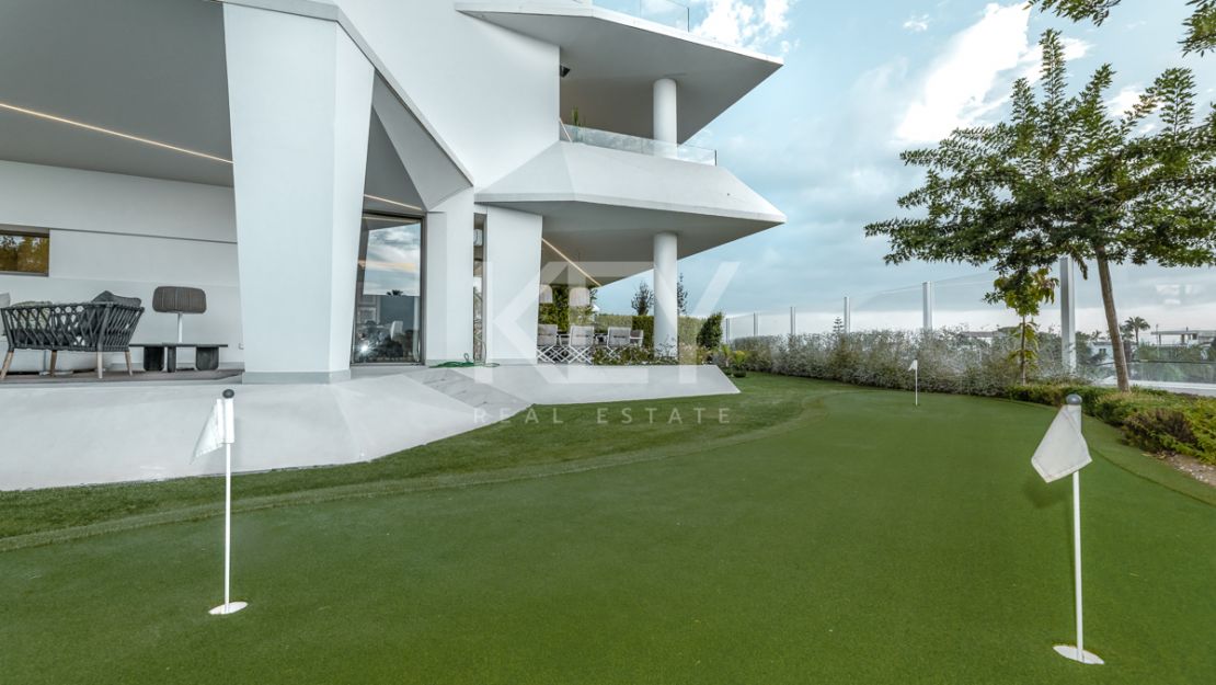 Modern semi-detached villa with panoramic views in Nueva Andalucía