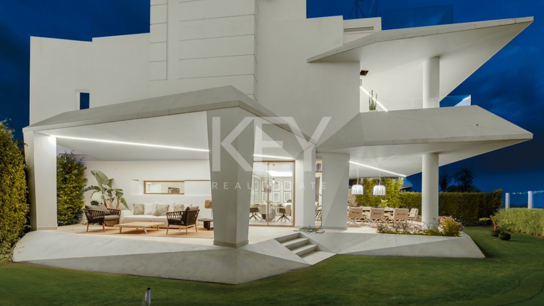 Modern semi-detached villa with panoramic views in Nueva Andalucía