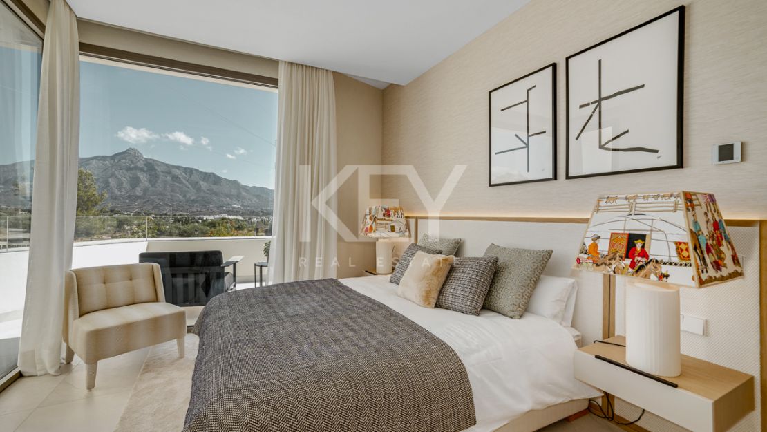 Modern semi-detached villa with panoramic views in Nueva Andalucía