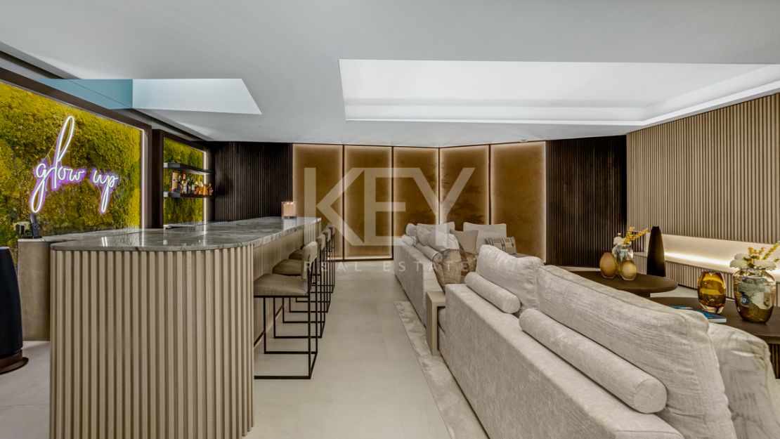 Modern semi-detached villa with panoramic views in Nueva Andalucía