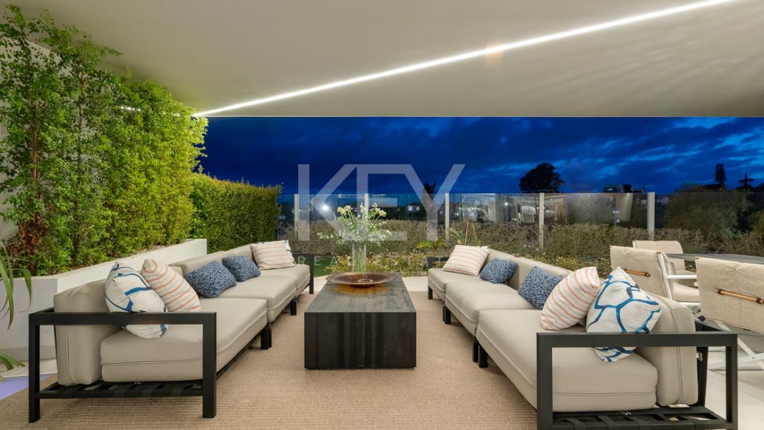 Modern semi-detached villa with panoramic views in Nueva Andalucía