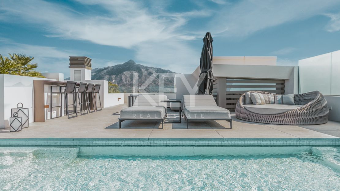 Modern semi-detached villa with panoramic views in Nueva Andalucía
