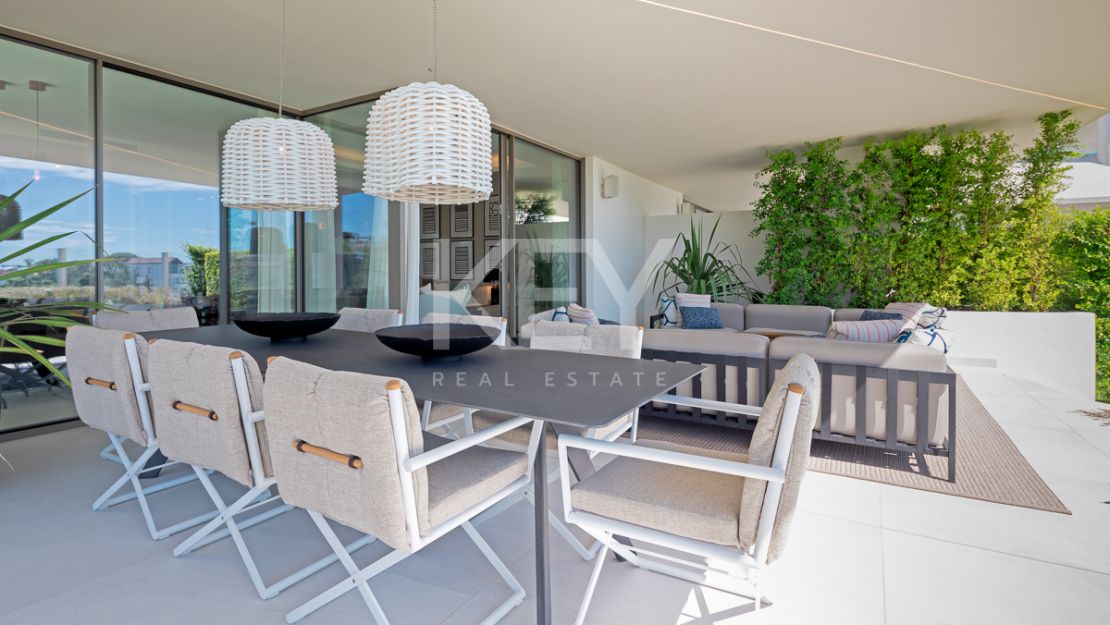 Modern semi-detached villa with panoramic views in Nueva Andalucía