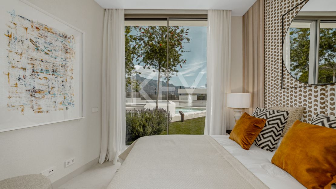 Modern semi-detached villa with panoramic views in Nueva Andalucía