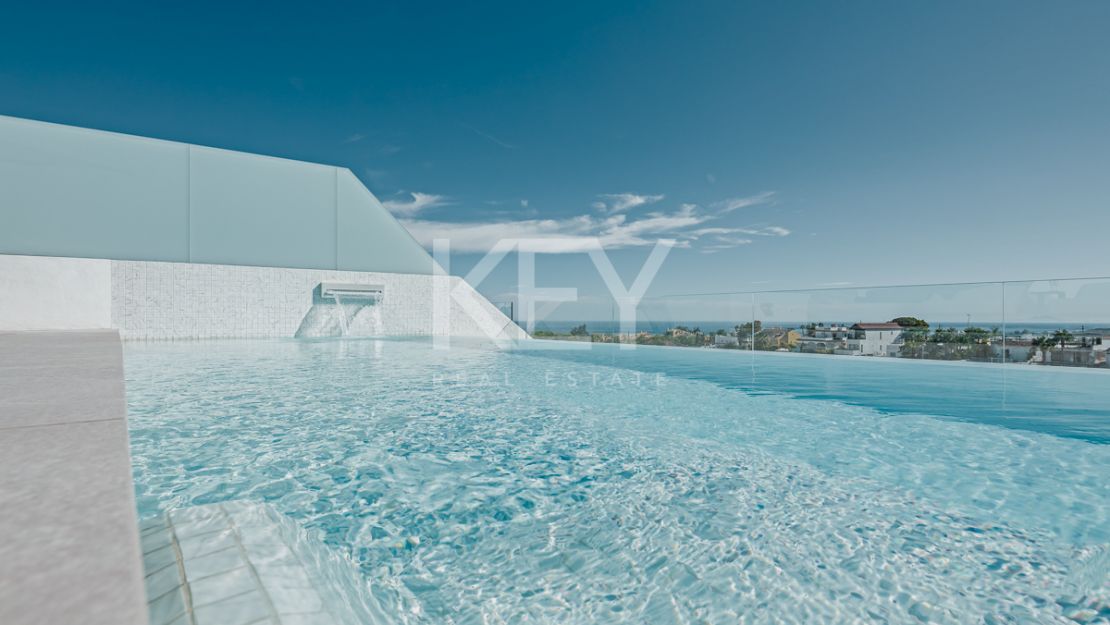 Modern semi-detached villa with panoramic views in Nueva Andalucía