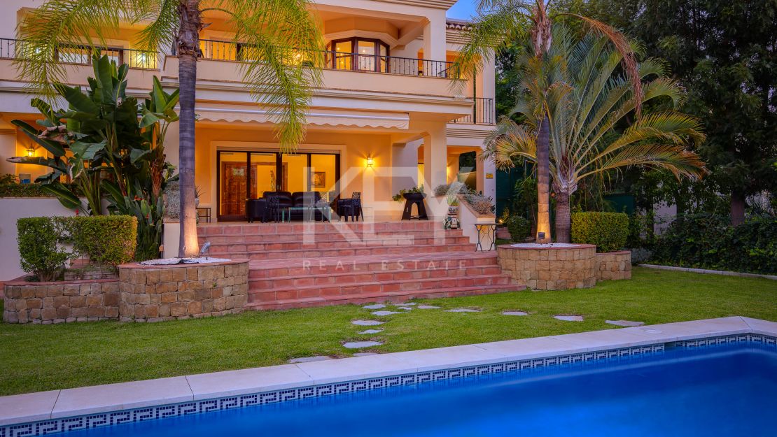 Fantástica villa en venta muy cerca de los famosos campos de golf en Los Arqueros, Benahavis