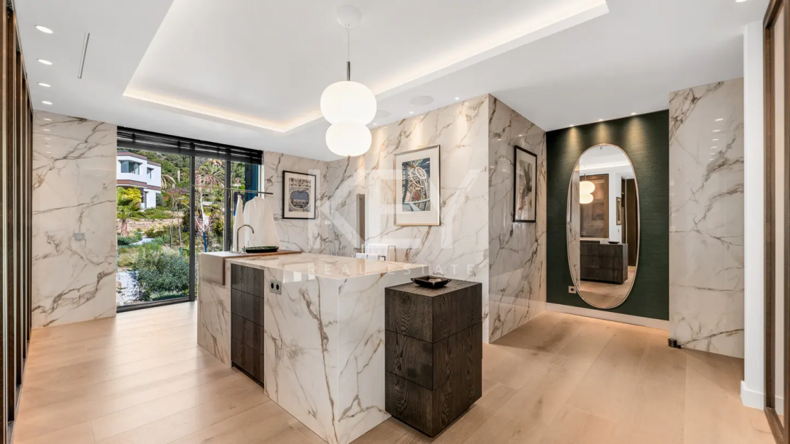 Уникальный роскошный современный дом на продажу в исключительном районе Каскада-де-Камохан, Золотая Миля, Марбея