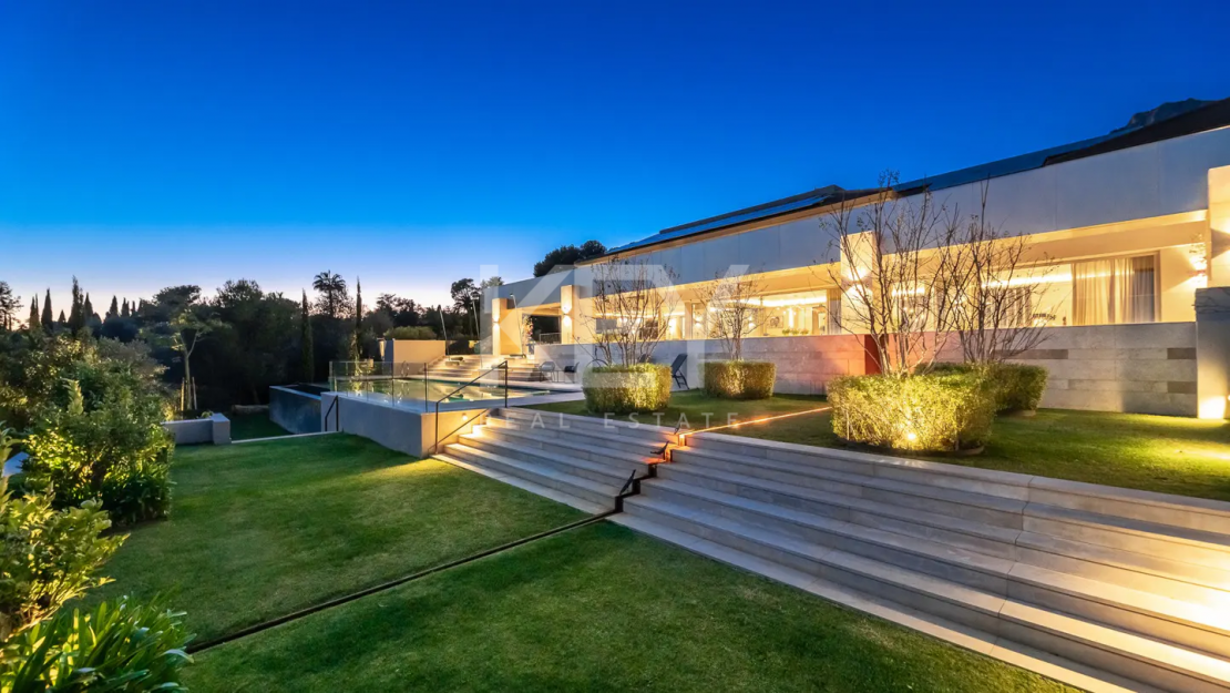 Уникальный роскошный современный дом на продажу в исключительном районе Каскада-де-Камохан, Золотая Миля, Марбея