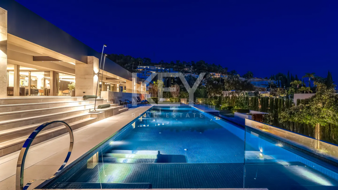 Уникальный роскошный современный дом на продажу в исключительном районе Каскада-де-Камохан, Золотая Миля, Марбея