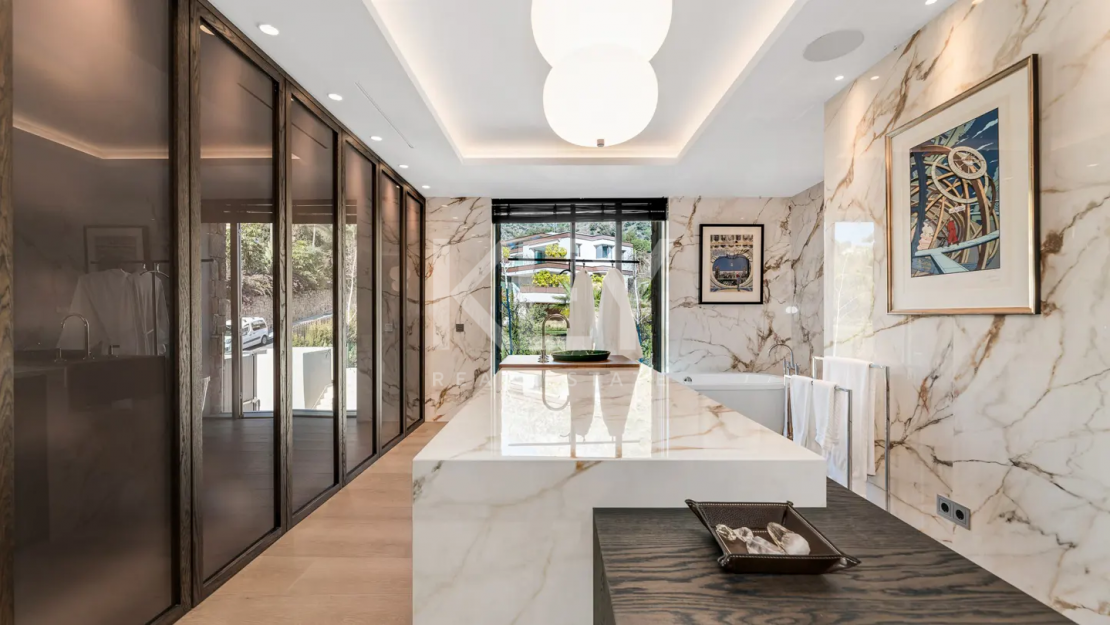 Уникальный роскошный современный дом на продажу в исключительном районе Каскада-де-Камохан, Золотая Миля, Марбея