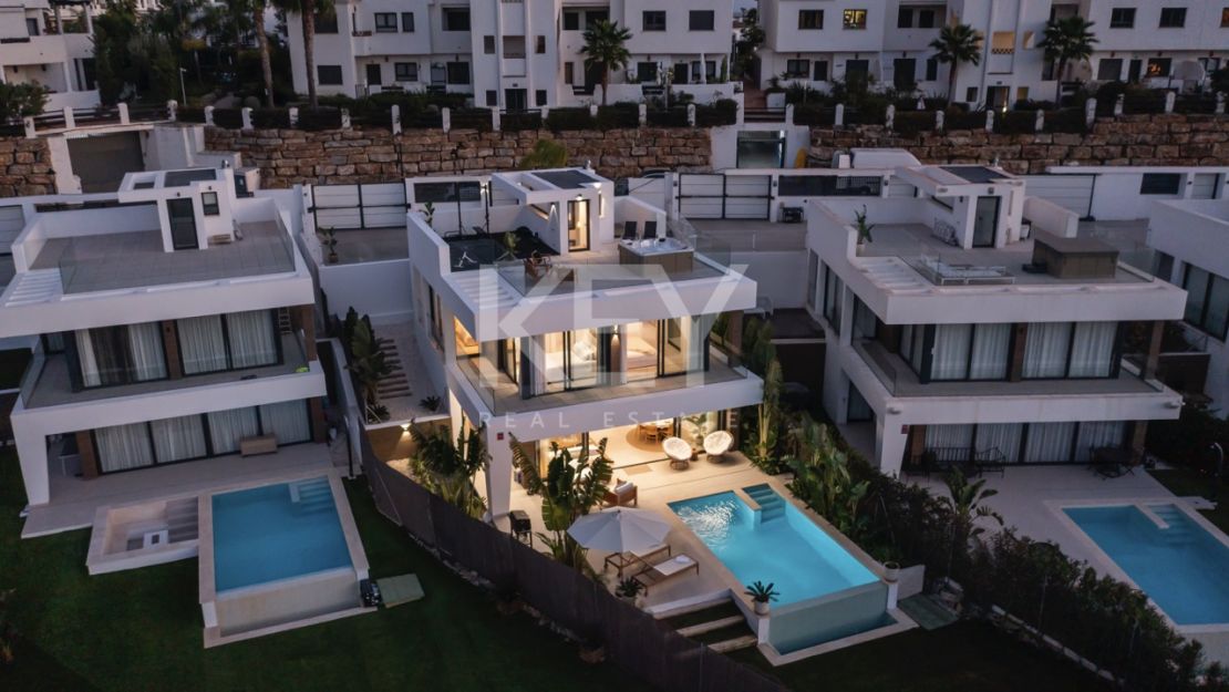 Современная вилла с 6 спальнями на продажу в La Resina Golf, Эстепона