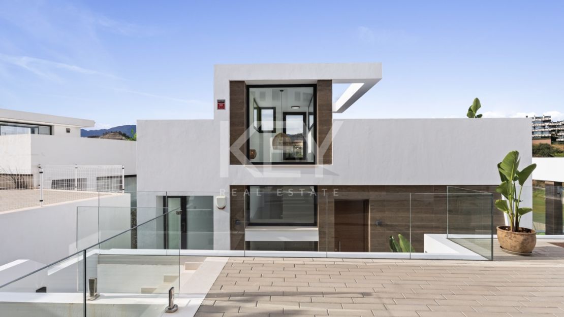 Современная вилла с 6 спальнями на продажу в La Resina Golf, Эстепона