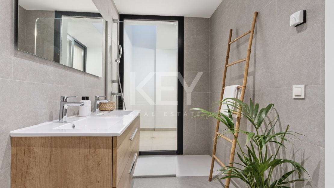 Современная вилла с 6 спальнями на продажу в La Resina Golf, Эстепона