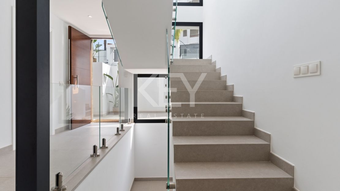 Современная вилла с 6 спальнями на продажу в La Resina Golf, Эстепона