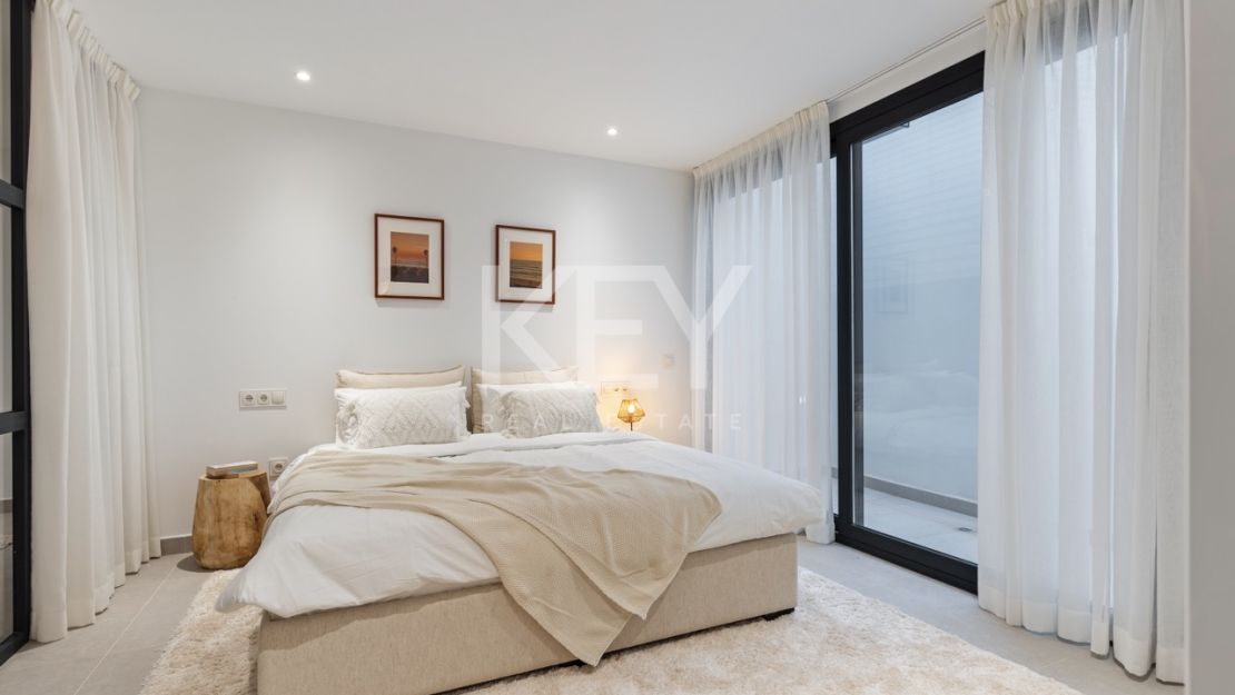 Современная вилла с 6 спальнями на продажу в La Resina Golf, Эстепона