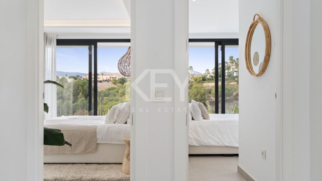 Современная вилла с 6 спальнями на продажу в La Resina Golf, Эстепона