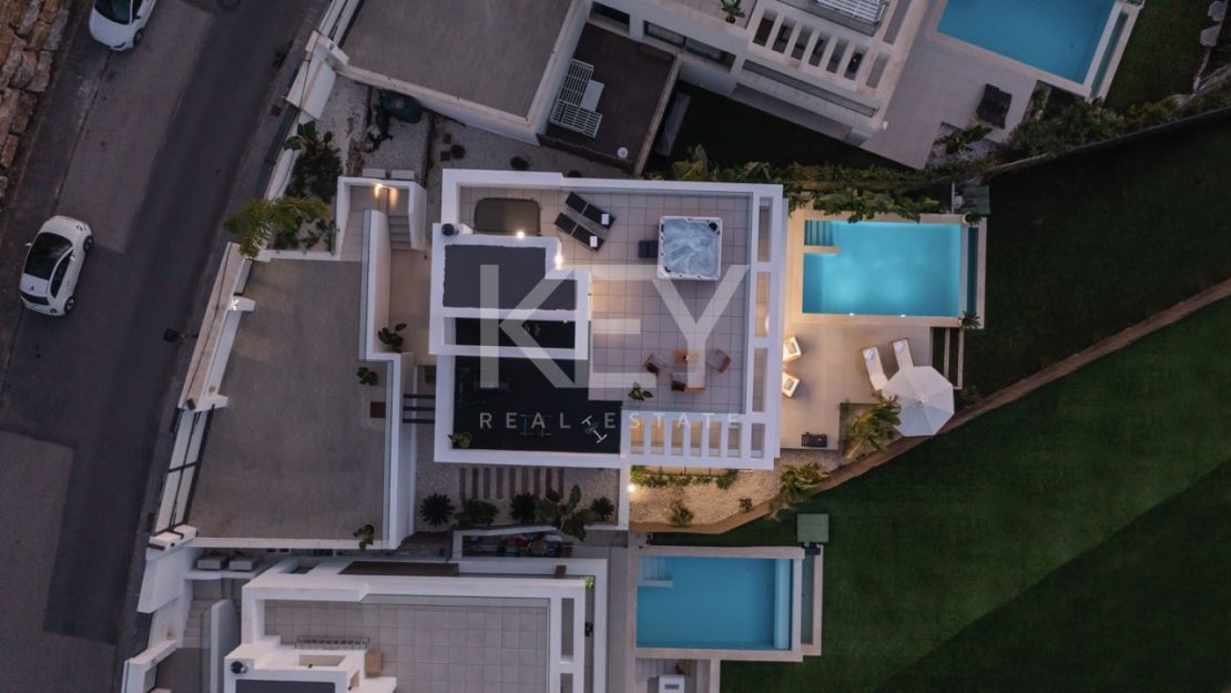 Современная вилла с 6 спальнями на продажу в La Resina Golf, Эстепона