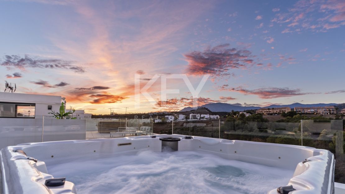 Современная вилла с 6 спальнями на продажу в La Resina Golf, Эстепона