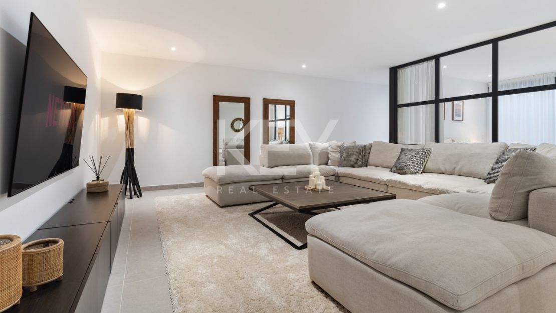 Современная вилла с 6 спальнями на продажу в La Resina Golf, Эстепона