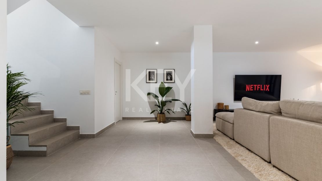 Современная вилла с 6 спальнями на продажу в La Resina Golf, Эстепона