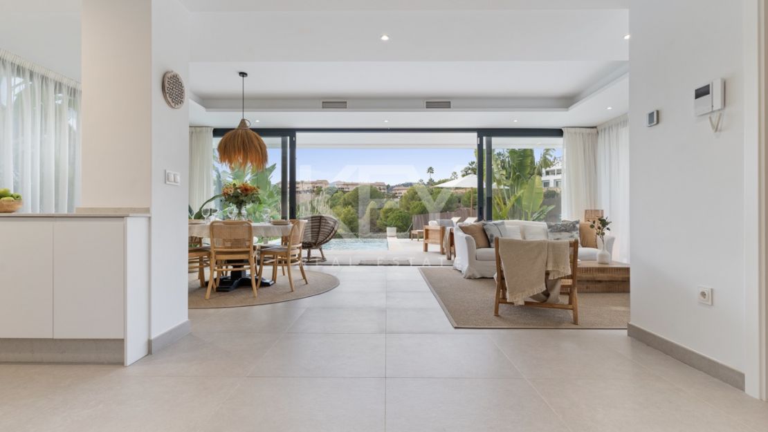 Современная вилла с 6 спальнями на продажу в La Resina Golf, Эстепона