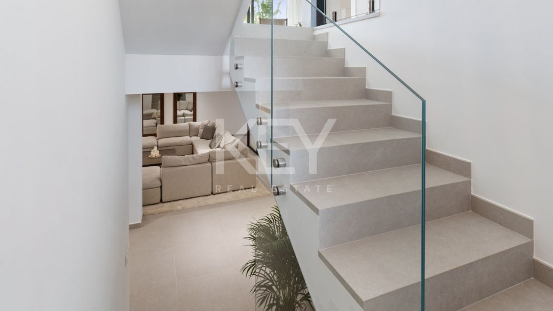 Современная вилла с 6 спальнями на продажу в La Resina Golf, Эстепона