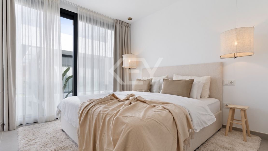 Современная вилла с 6 спальнями на продажу в La Resina Golf, Эстепона