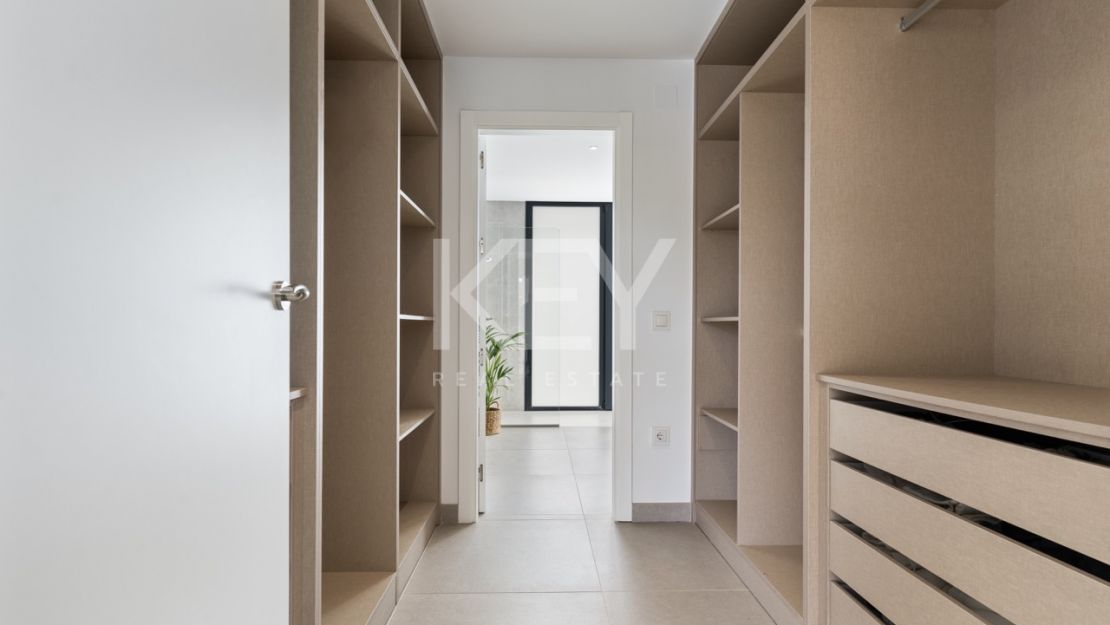 Современная вилла с 6 спальнями на продажу в La Resina Golf, Эстепона