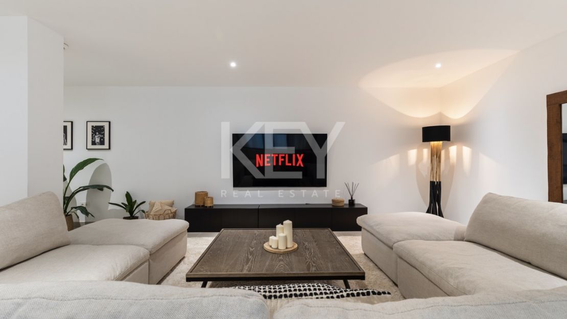 Современная вилла с 6 спальнями на продажу в La Resina Golf, Эстепона