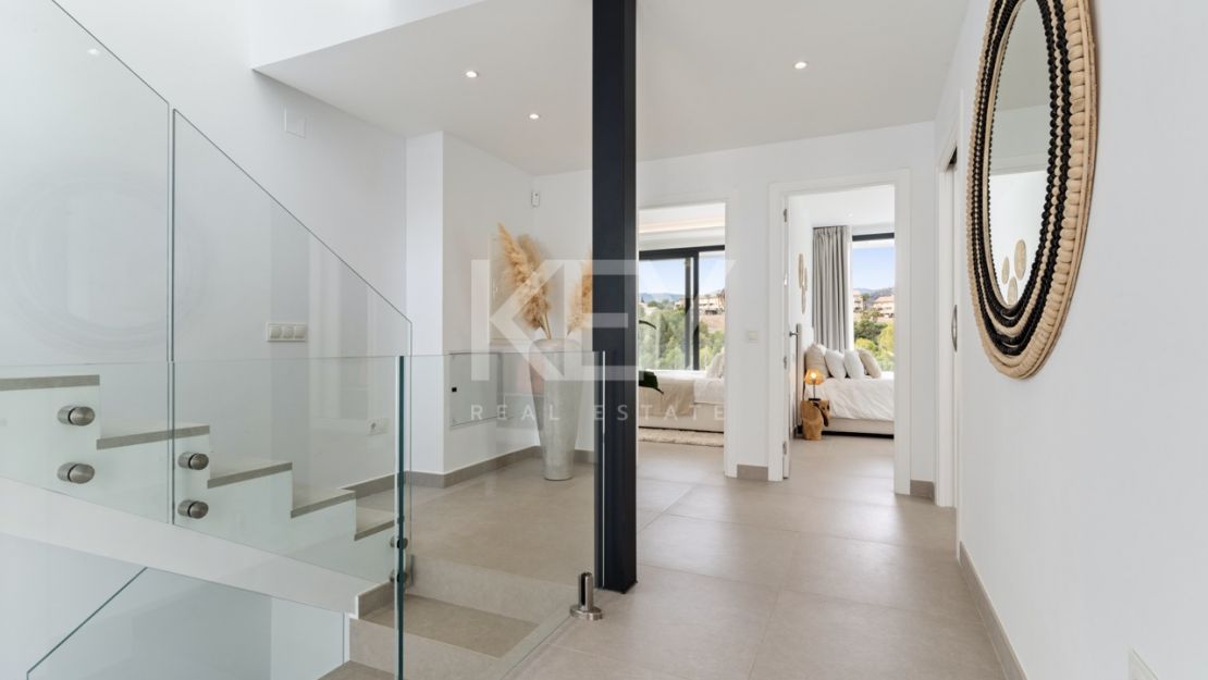 Современная вилла с 6 спальнями на продажу в La Resina Golf, Эстепона