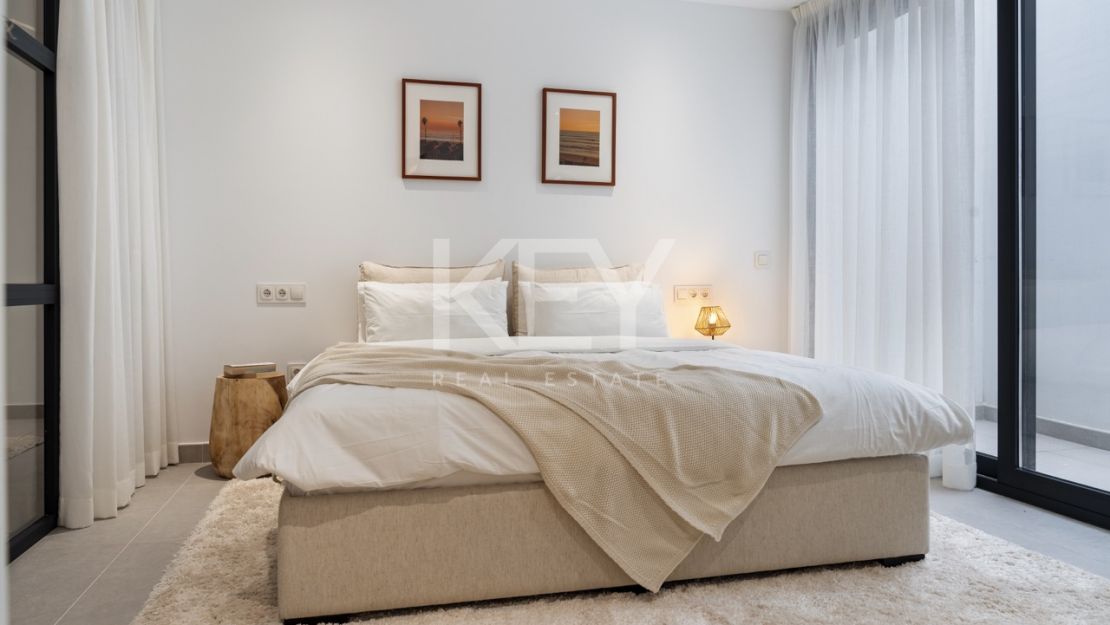 Современная вилла с 6 спальнями на продажу в La Resina Golf, Эстепона