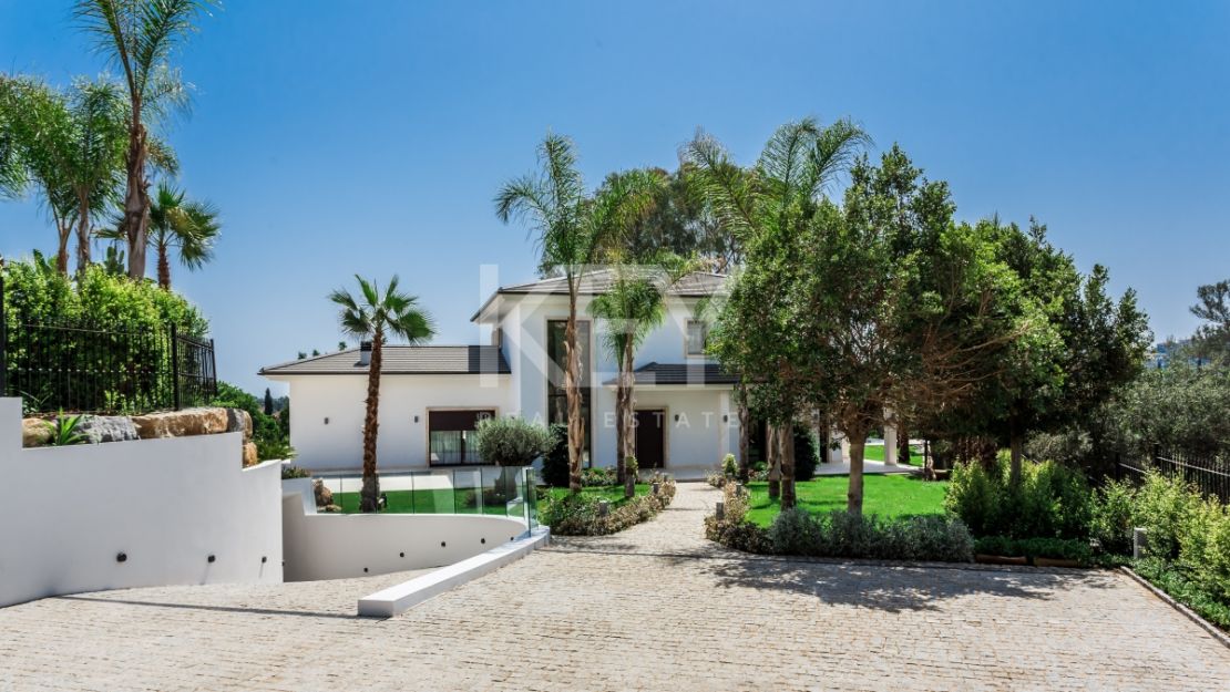 Luxurious, frontline golf villa with La Concha views for sale in Nueva Andalucia, Marbella