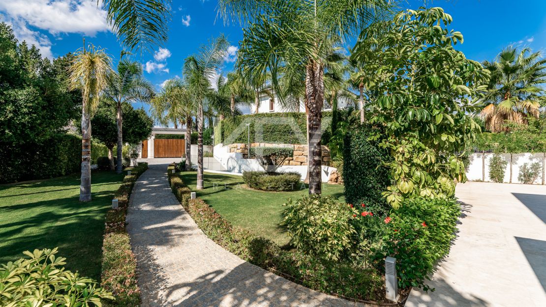 Luxurious, frontline golf villa with La Concha views for sale in Nueva Andalucia, Marbella