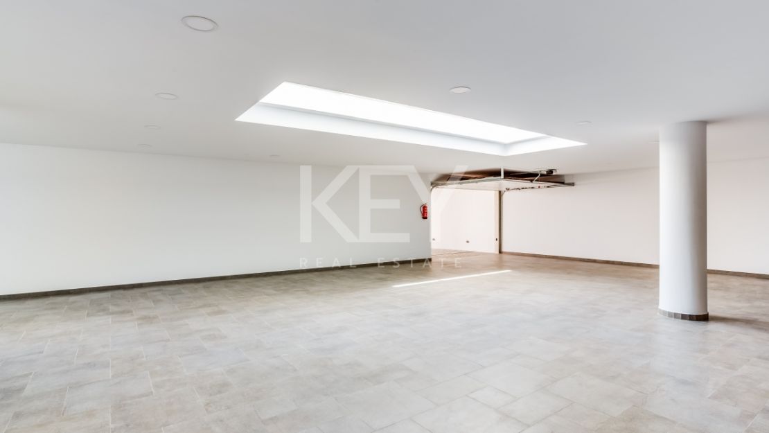 Luxurious, frontline golf villa with La Concha views for sale in Nueva Andalucia, Marbella