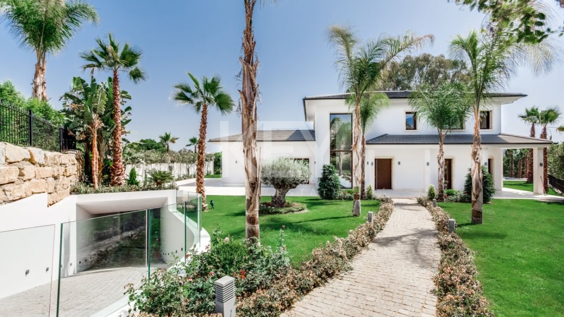 Luxurious, frontline golf villa with La Concha views for sale in Nueva Andalucia, Marbella