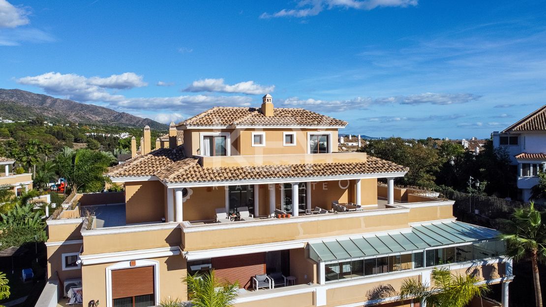 Luxurious duplex penthouse for sale in the Golden Mile, Marbella