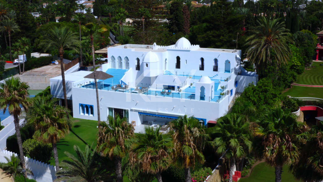 Роскошный дом на берегу моря в престижном комунити Марбельи клуб