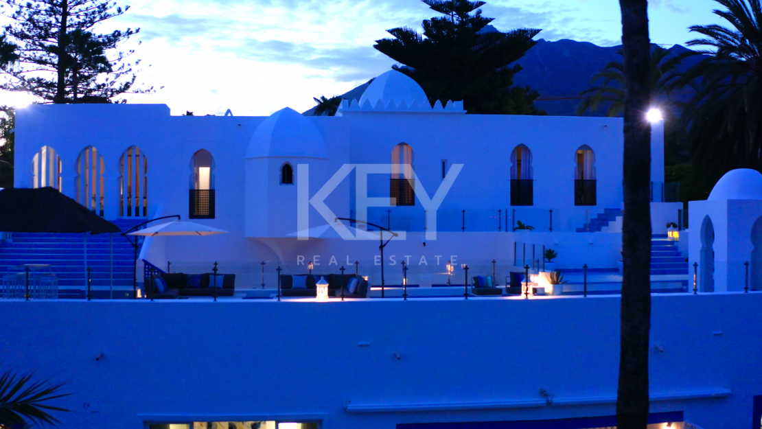 Роскошный дом на берегу моря в престижном комунити Марбельи клуб