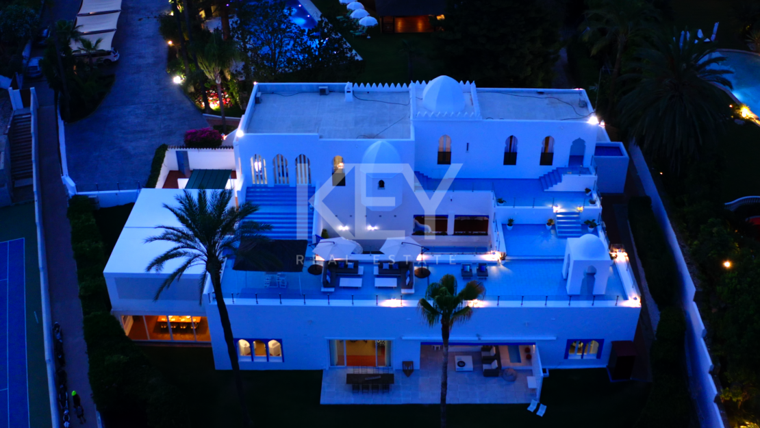 Роскошный дом на берегу моря в престижном комунити Марбельи клуб