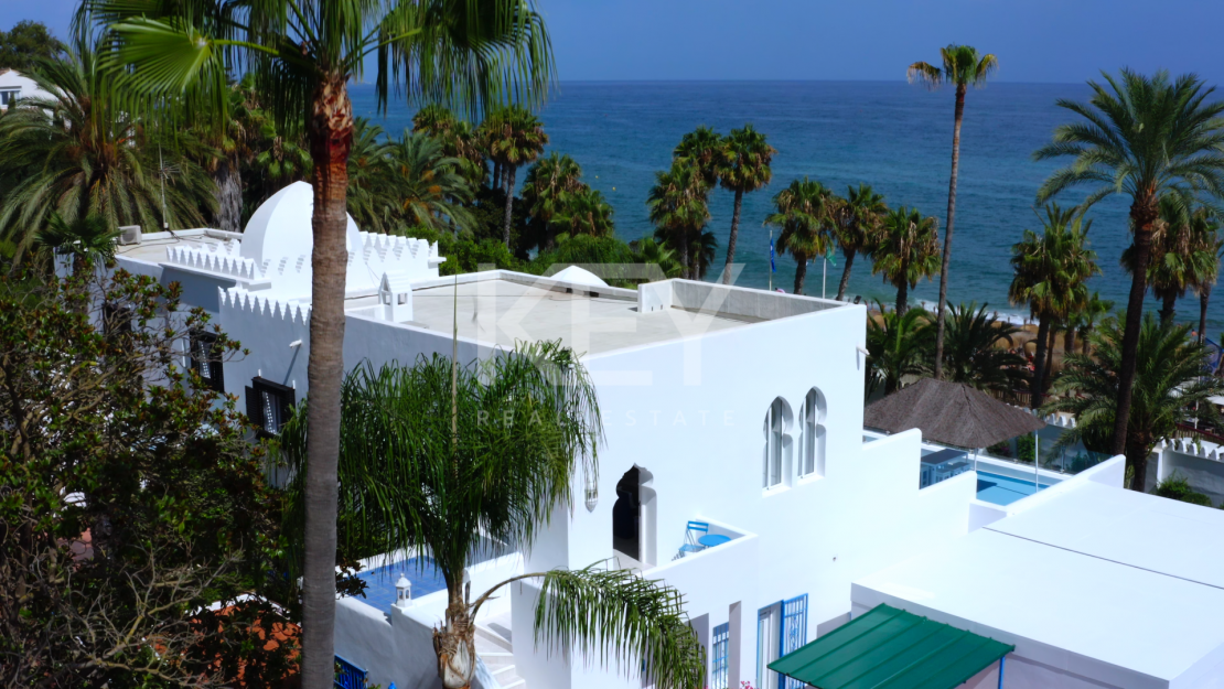 Роскошный дом на берегу моря в престижном комунити Марбельи клуб