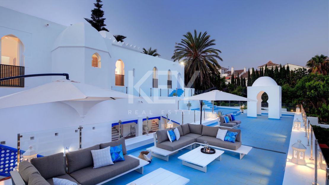 Роскошный дом на берегу моря в престижном комунити Марбельи клуб