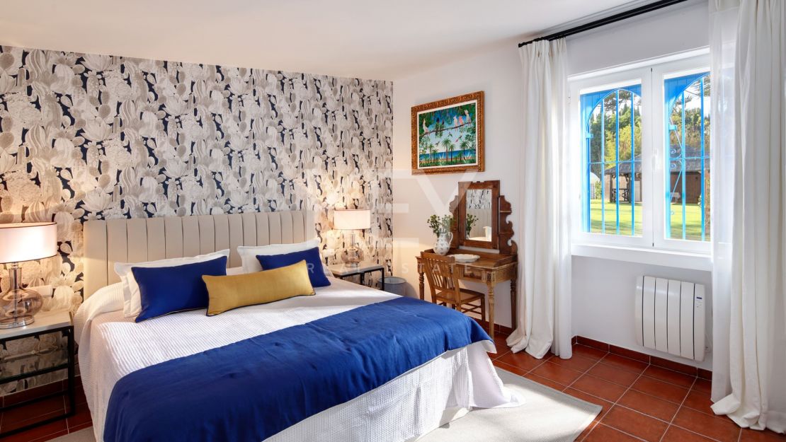 Роскошный дом на берегу моря в престижном комунити Марбельи клуб