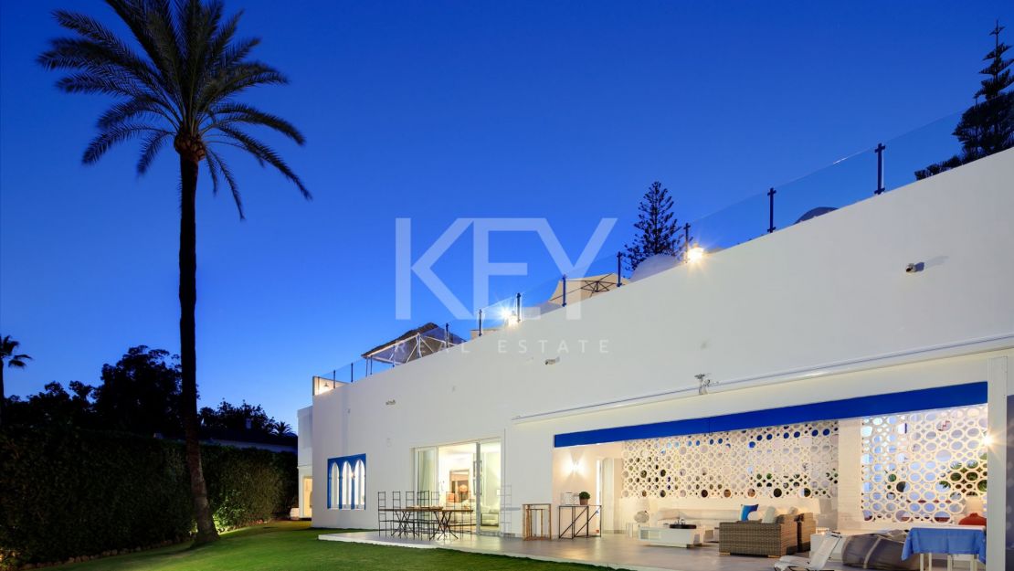 Роскошный дом на берегу моря в престижном комунити Марбельи клуб