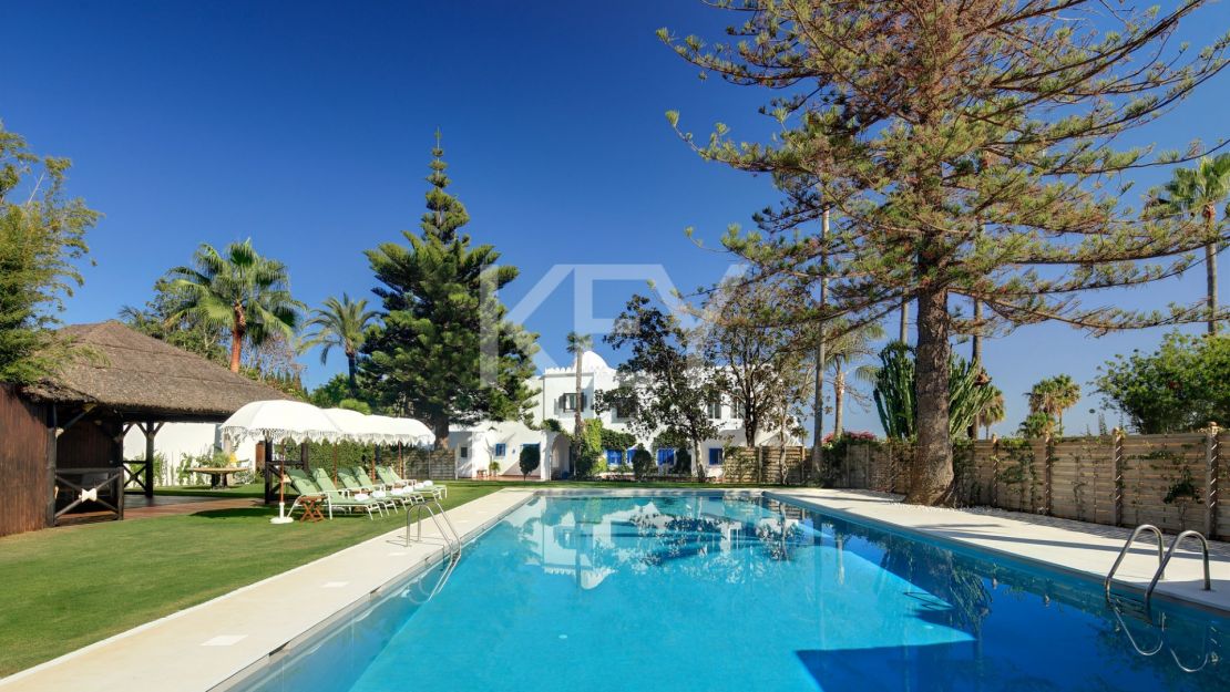 Роскошный дом на берегу моря в престижном комунити Марбельи клуб