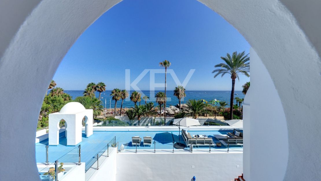 Роскошный дом на берегу моря в престижном комунити Марбельи клуб