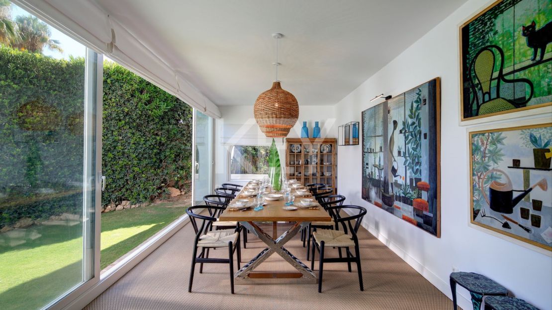 Роскошный дом на берегу моря в престижном комунити Марбельи клуб