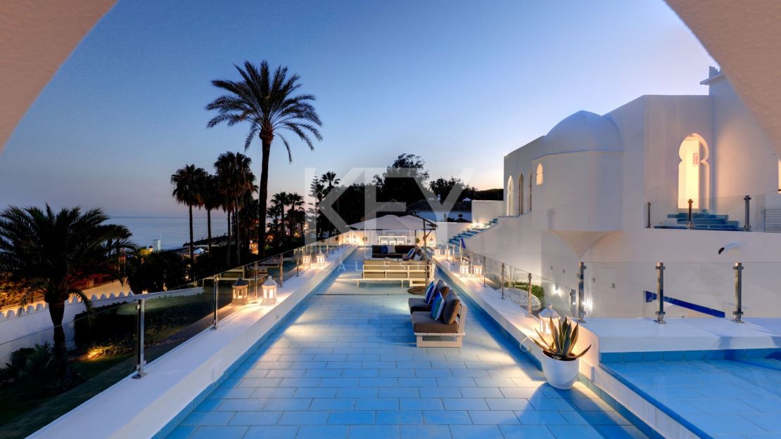 Роскошный дом на берегу моря в престижном комунити Марбельи клуб